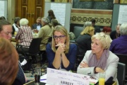 Von links: Nationalratsabgeordnete Ulrike Königsberger-Ludwig (S) und Bundesrätin Monika Mühlwerth (F) im Gespräch mit VeranstaltungsteilnehmerInnen