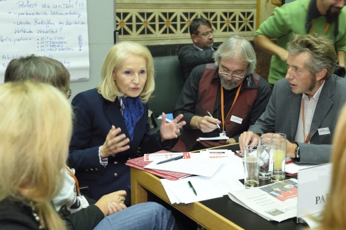 Nationalratsabgeordnete Gertrude Aubauer (V) im Gespräch mit VeranstaltungsteilnehmerInnen