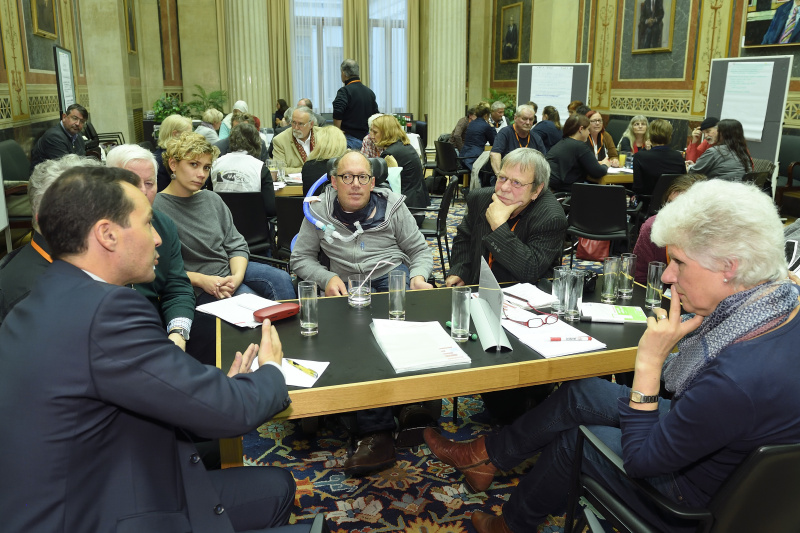 Blick Richtung VeranstaltungsteilnehmerInnen mit Nationalratsabgeordneter Franz-Joseph Huainigg (V) (Mitte)