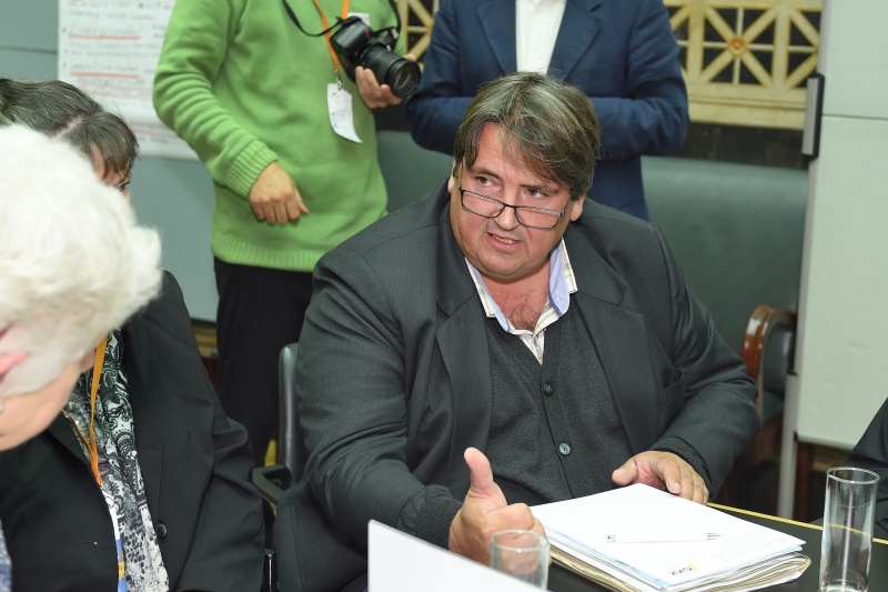 Nationalratsabgeordneter Josef Muchitsch (S) im Gespräch