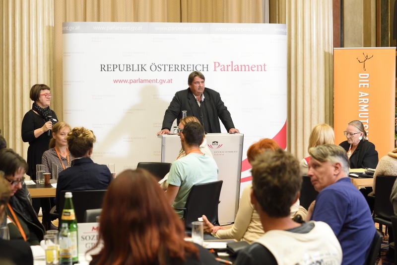 Nationalratsabgeordneter Josef Muchitsch (S) am Rednerpult. Blick Richtung VeranstaltngsteilnehmerInnen