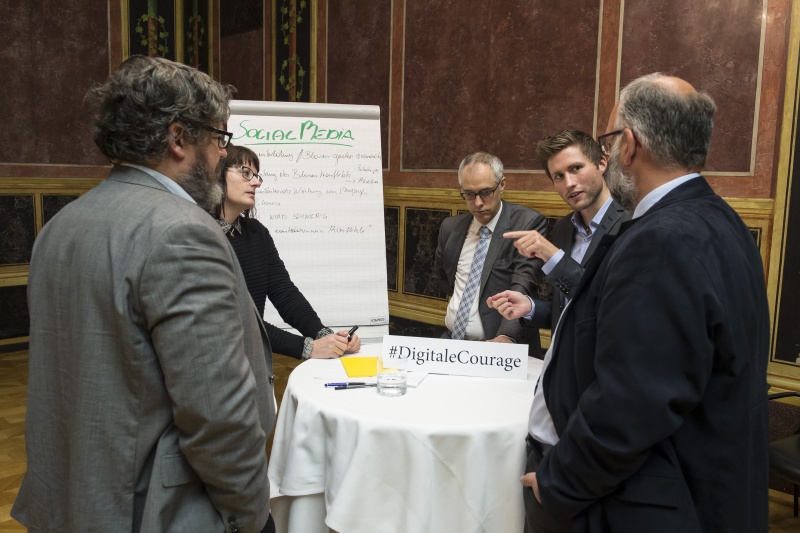 Judith Denkmayr (2. von links) mit ihrer Arbeitsgruppe 'Social Media'