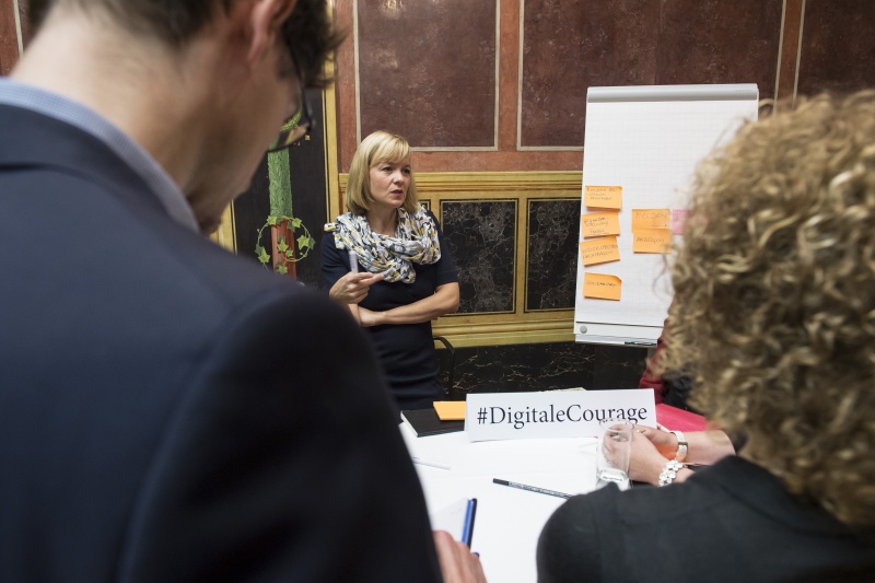 Bianca Schönberger (Mitte) mit ihrem Arbeitskreis 'Zivilcourage'