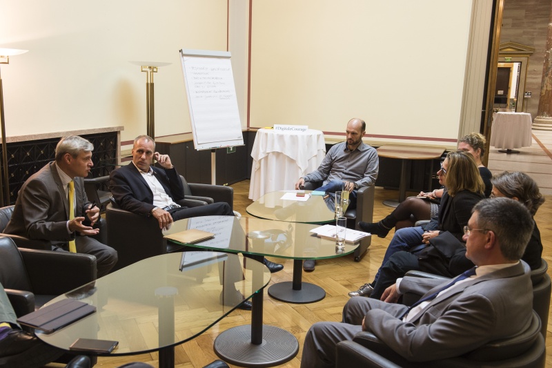 Helge Fahrnberger (3. von links) mit seinem Arbeitskreis 'Klassische Medien und Medienpolitik'