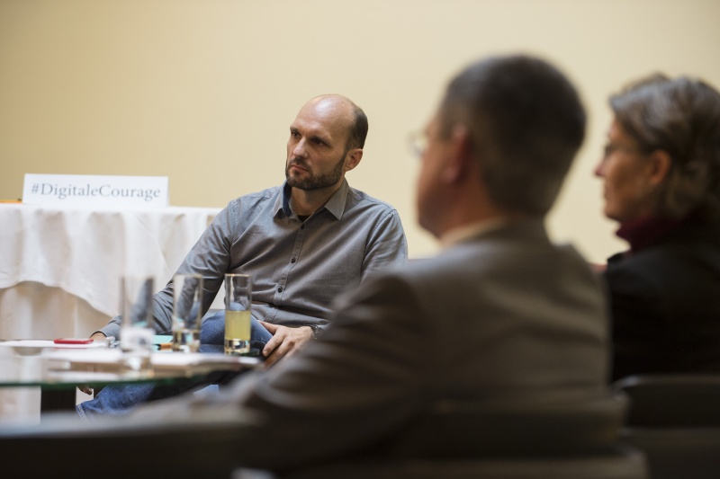 Helge Fahrnberger ( links) mit seinem Arbeitskreis 'Klassische Medien und Medienpolitik'