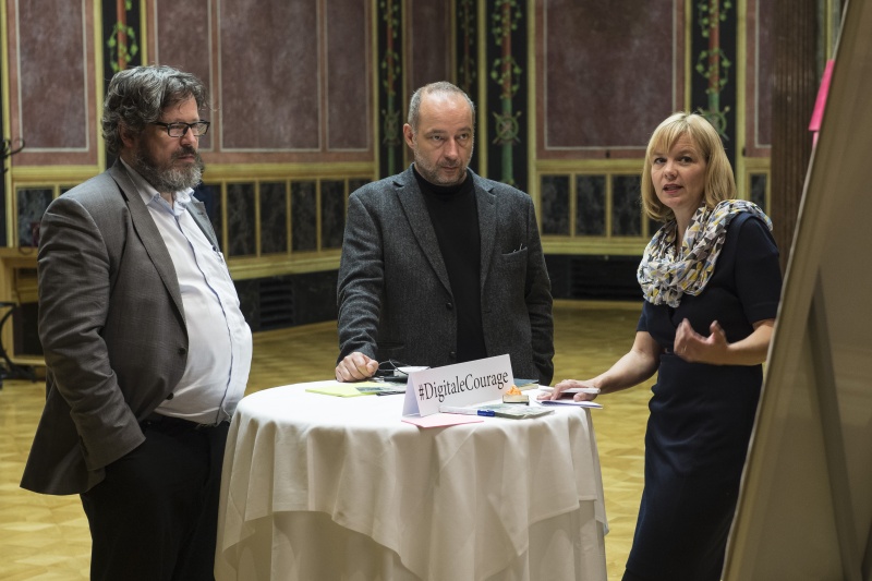 Bianca Schönberger (rechts) mit ihrem Arbeitskreis 'Zivilcourage'