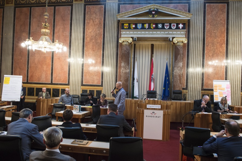 Blick Richtung VeranstaltungsteilnehmerInnen. Marco Schreuder am Wort