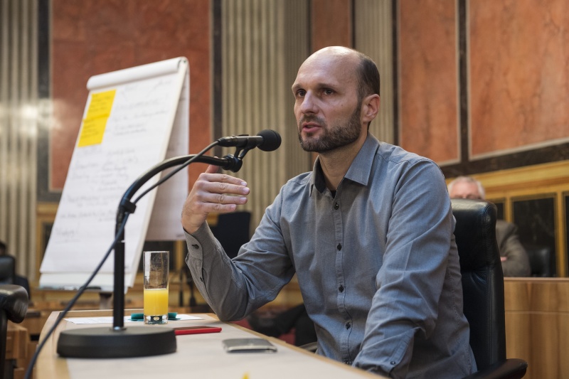 Helge Fahrnberger bei der Präsentation der Ergebnisse seiner Arbeitsgruppe