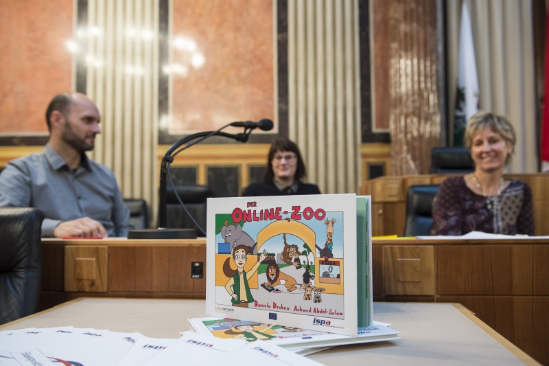 ISPA Unterlagen. Im Hintergrund von links: Helge Fahrnberger, Judith Denkmayr, Ursula Seethaler