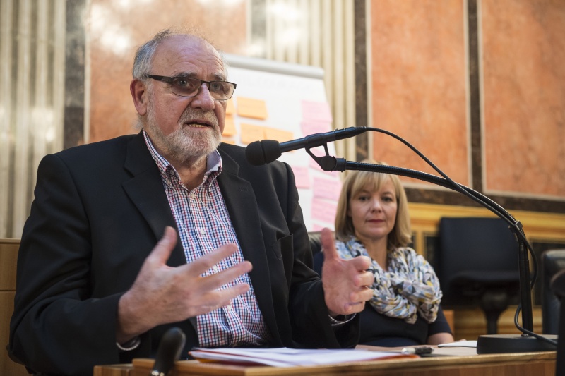 Gottfried Marckhgott bei der Präsentation der Ergebnisse seiner Arbeitsgruppe