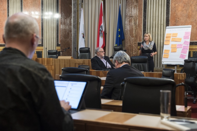 Bianca Schönberger bei der Präsentation der Ergebnisse seiner Arbeitsgruppe