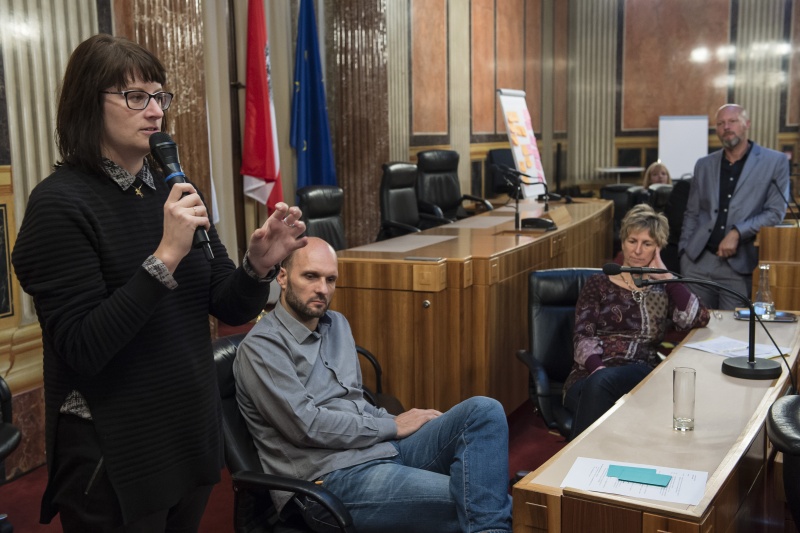 Judith Denkmayr bei der Präsentation der Ergebnisse seiner Arbeitsgruppe