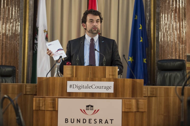 Maximilian Schubert präsentiert die Broschüre Internet sicher nutzen