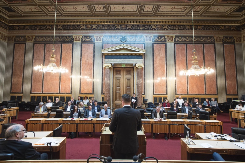 Bundesratspräsident Mario Lindner (S) begrüßt die VeranstaltungsteilnehmerInnen. Blick Richtung VeranstaltungsteilnehmerInnen