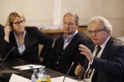 von links: EPTA-Vorsitzende und Nationalratsabgeordnete  Ruperta Lichtenecker (G), Klubobmann Andreas Schieder (S) und Abgeordneter des französischen Parlaments Jean-Yves Le Deaut am Wort
