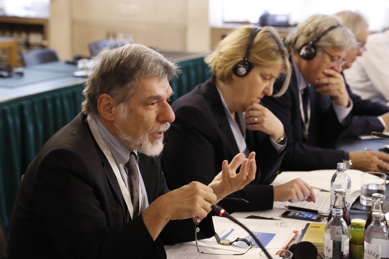 Rene Longet, ehemaliger Abeordneter des Schweizer Parlaments am Wort