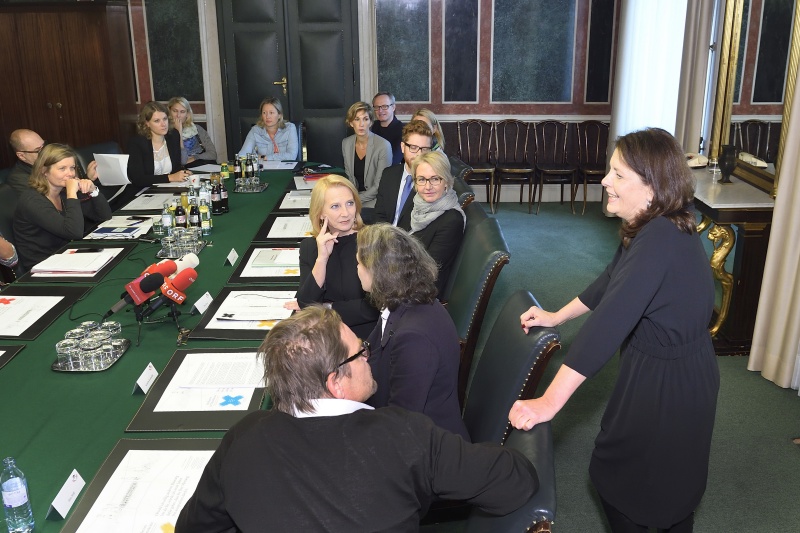 KünstlerInnen der Gruppe 'wenn es so weit ist' bei einem Vorgeschmack auf das am Tag der offenen Tür Gebotene