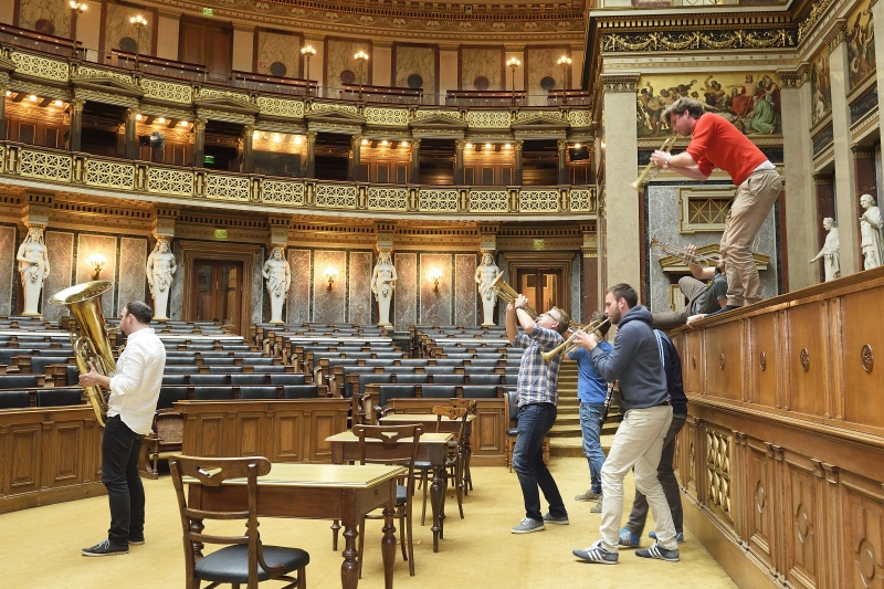 KünstlerInnen der Gruppe 'wenn es so weit ist' bei einem Vorgeschmack auf das am Tag der offenen Tür Gebotene