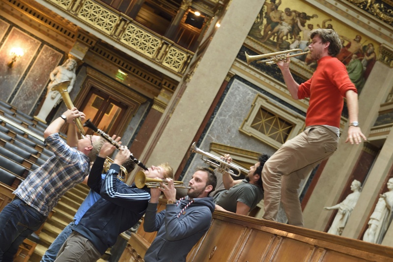 KünstlerInnen der Gruppe 'wenn es so weit ist' bei einem Vorgeschmack auf das am Tag der offenen Tür Gebotene