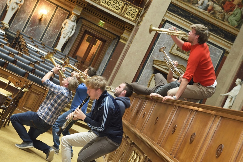 KünstlerInnen der Gruppe 'wenn es so weit ist' bei einem Vorgeschmack auf das am Tag der offenen Tür Gebotene