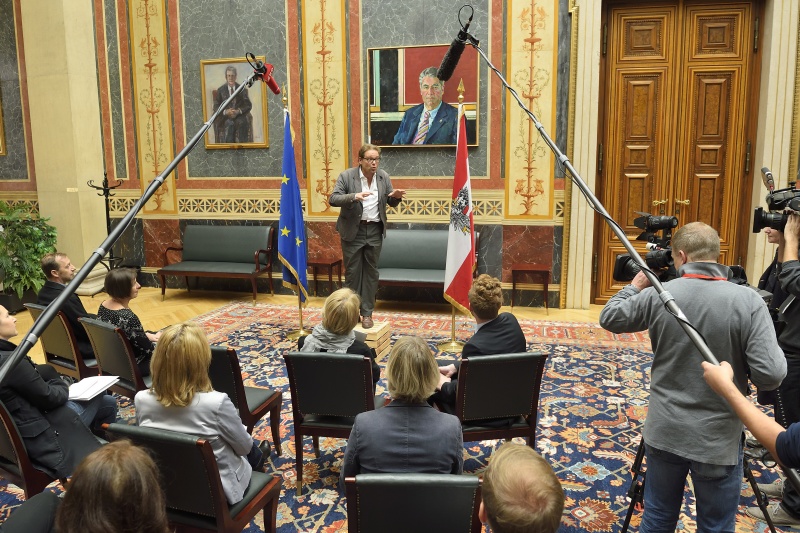 KünstlerInnen der Gruppe 'wenn es so weit ist' bei einem Vorgeschmack auf das am Tag der offenen Tür gebotene.