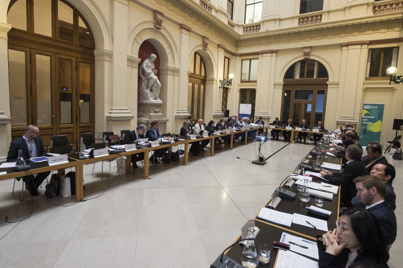 Blick Richtung SitzungsteilnehmerInnen