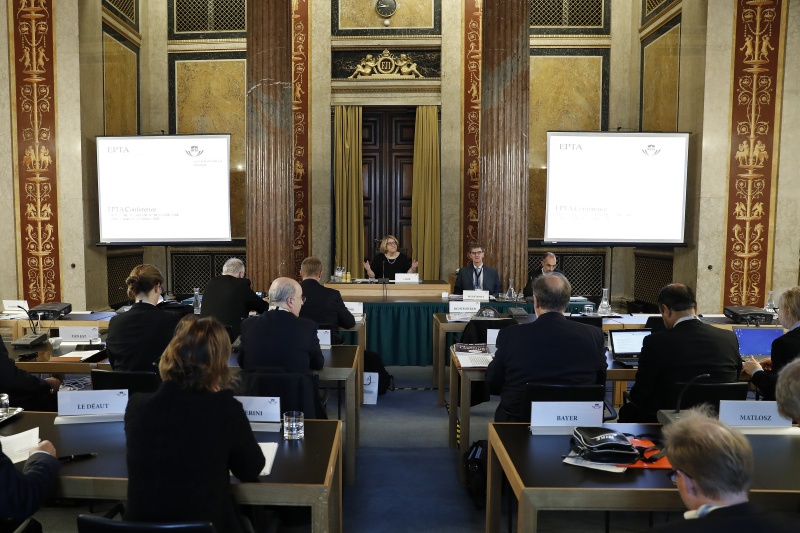 Begrüßungsrede der EPTA-Vorsitzenden und Nationalratsabgeordneten Ruperta Lichtenecker (G). Blick Richtung KonferenzteilnehmerInnen
