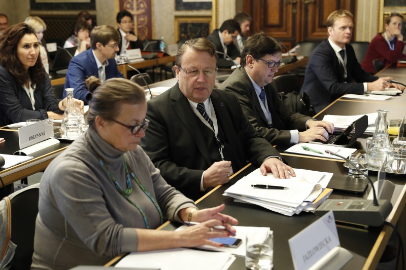 Kommentar des Europaabgeordneten Paul Rübig (2. von links). Blick Richtung KonferenzteilnehmerInnen