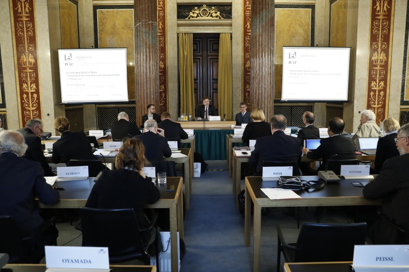 Blick Richtung KonferenzteilnehmerInnen. Vorsitzender Nationalratsabgeordneter Andreas Karlsböck (F) am Wort