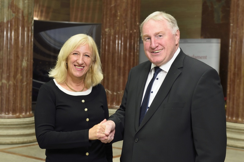 Von links: Bundesratsvizepräsidentin Ingrid Winkler (S) begrüßt den Vizepräsidenten des Ausschusses der Regionen Karl-Heinz Lambertz