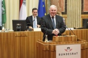 Vizepräsident des Ausschusses der Regionen Karl-Heinz Lambertz bei seiner Rede im Bundesrat. Am Präsidium Bundesratsvizepräsident Ernst Gödl (V)