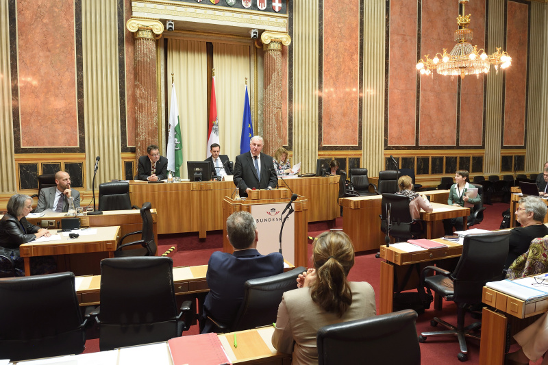 Vizepräsident des Ausschusses der Regionen Karl-Heinz Lambertz bei seiner Rede im Bundesrat. Am Präsidium Bundesratsvizepräsident Ernst Gödl (V). Blick Richtung SitzungsteilnehmerInnen