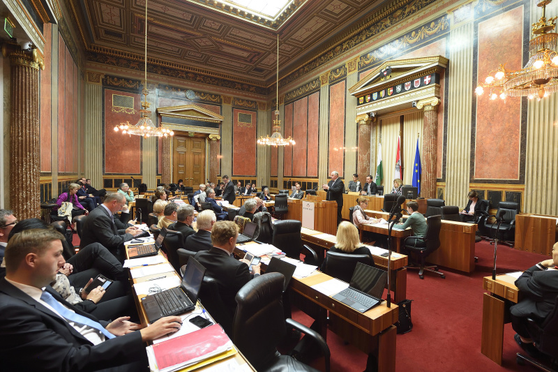 Vizepräsident des Ausschusses der Regionen Karl-Heinz Lambertz bei seiner Rede im Bundesrat. Blick Richtung SitzungsteilnehmerInnen