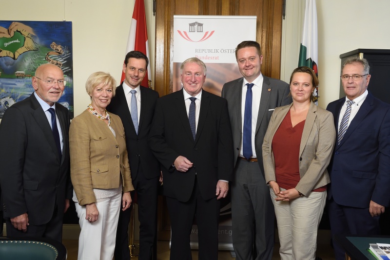 Von links: Bundesrat Reinhard Todt (S), Bundesrätin Monika Mühlwerth (F), Bundesratsvizepräsident Ernst Gödl (V), Vizepräsident des Ausschusses der Regionen Karl-Heinz Lambertz, Bundesratspräsdident Mario Lindner (S), Bundesrätin Nicole Schreyer (G) und Bundesrat Edgar Mayer (V)