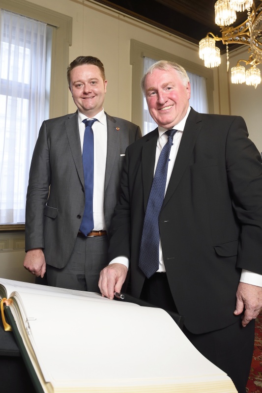 Eintrag ins Gästebuch. Von links: Bundesratspräsdident Mario Lindner (S) und der Vizepräsident des Ausschusses der Regionen Karl-Heinz Lambertz