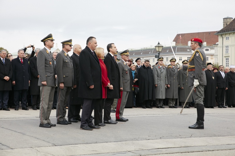 von links: Verteidigungsminister Hans Peter Doskozil (S), Nationalratspräsidentin Doris Bures (S) und Bundeskanzler Christian Kern (S) bei der Angelobung der Rekruten