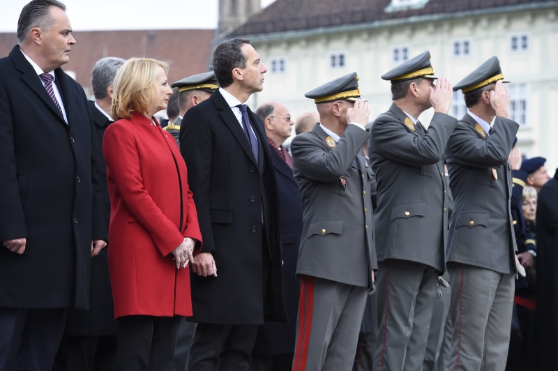 von links: Verteidigungsminister Hans Peter Doskozil (S), Nationalratspräsidentin Doris Bures (S) und Bundeskanzler Christian Kern (S) bei der Angelobung der Rekruten