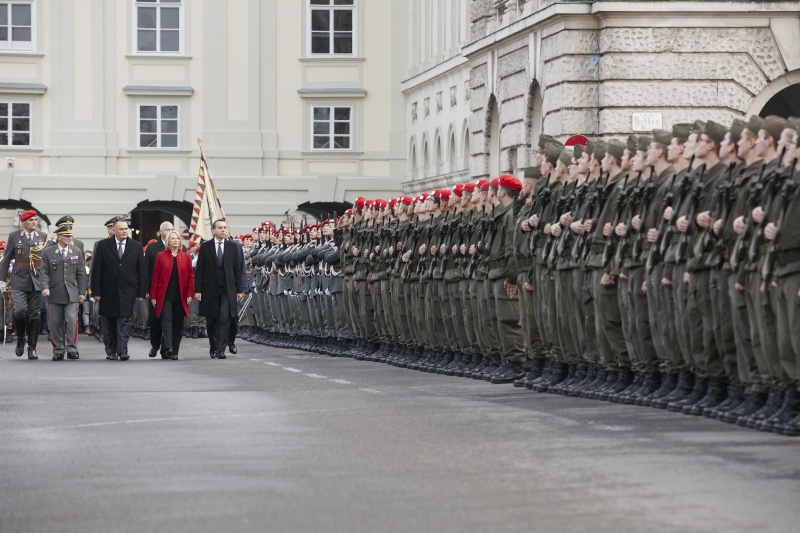 von links: Verteidigungsminister Hans Peter Doskozil (S), Nationalratspräsidentin Doris Bures (S) und Bundeskanzler Christian Kern (S) beim Abschreiten der Rekruten