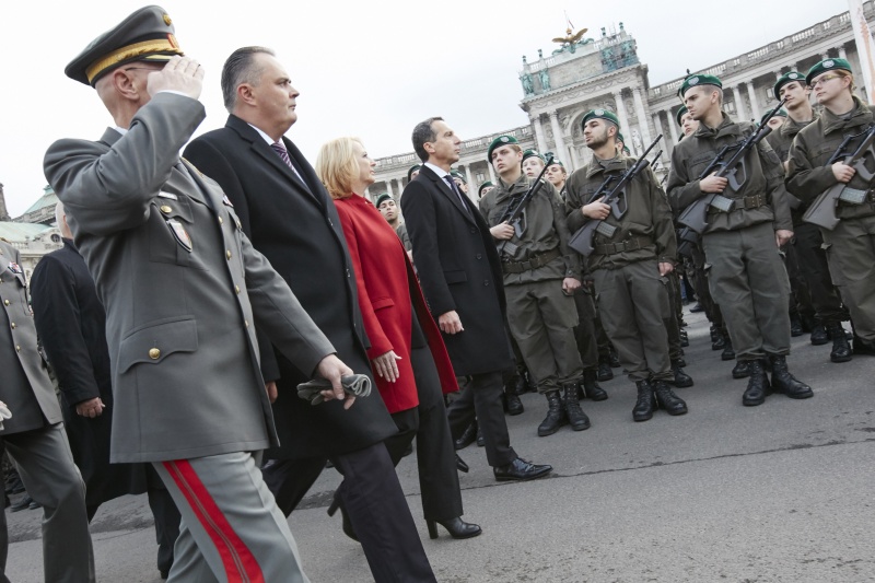 von links: Verteidigungsminister Hans Peter Doskozil (S), Nationalratspräsidentin Doris Bures (S) und Bundeskanzler Christian Kern (S) beim Abschreiten der Rekruten