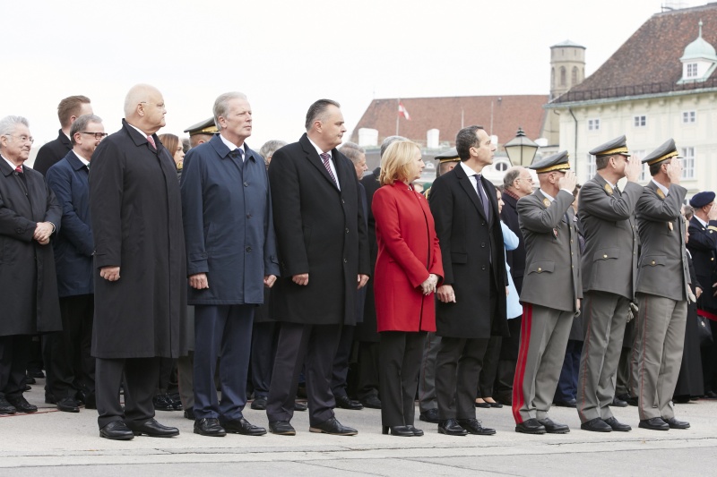 von links: Vizekanzler Reinhold Mitterlehner (V), Verteidigungsminister Hans Peter Doskozil (S), Nationalratspräsidentin Doris Bures (S) und Bundeskanzler Christian Kern (S) bei der Angelobung der Rekruten
