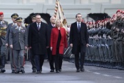 von links: Verteidigungsminister Hans Peter Doskozil (S), Nationalratspräsidentin Doris Bures (S) und Bundeskanzler Christian Kern (S) beim Abschreiten der Rekruten