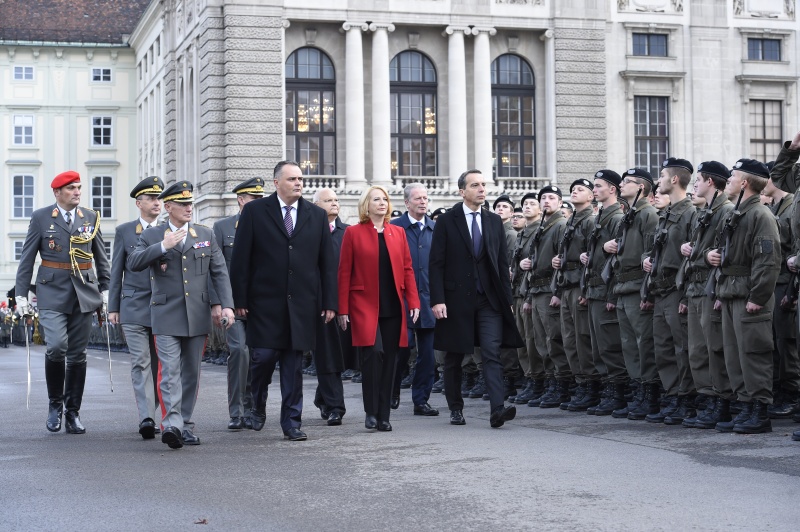 von links: Verteidigungsminister Hans Peter Doskozil (S), Nationalratspräsidentin Doris Bures (S) und Bundeskanzler Christian Kern (S) beim Abschreiten der Rekruten