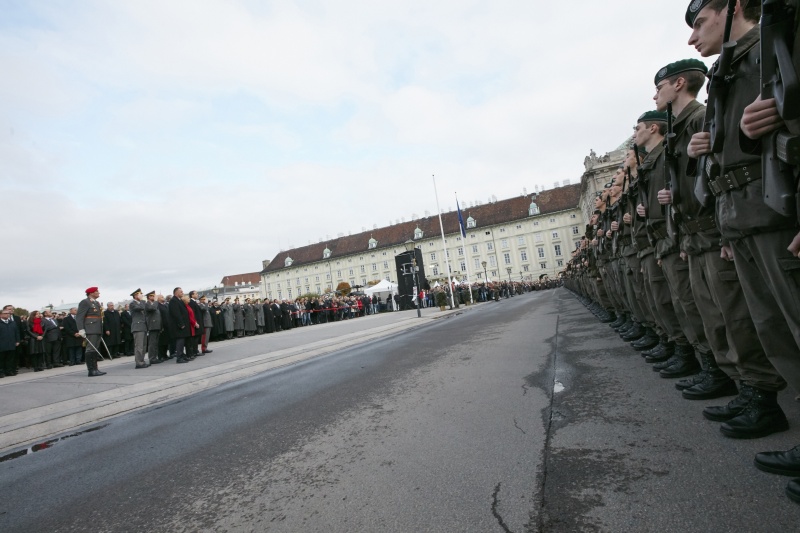 von links: Verteidigungsminister Hans Peter Doskozil (S), Nationalratspräsidentin Doris Bures (S) und Bundeskanzler Christian Kern (S) bei der Angelobung der Rekruten