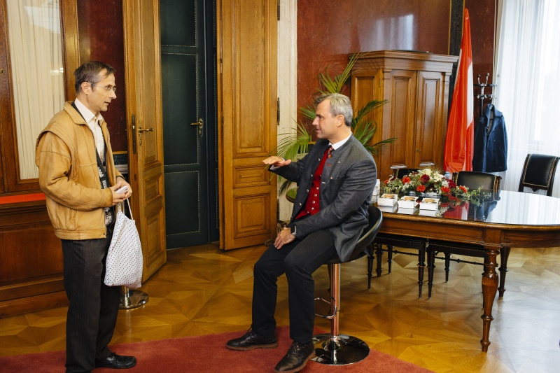 Dritter Nationalratspräsident Norbert Hofer (F) begrüßt Gäste in seinen Amtsräumen