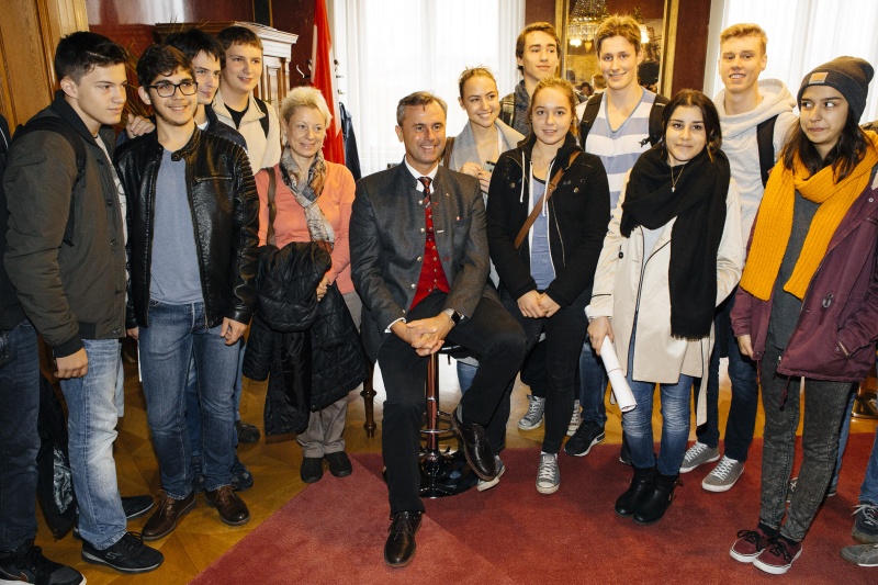 Dritter Nationalratspräsident Norbert Hofer (F) begrüßt Gäste in seinen Amtsräumen