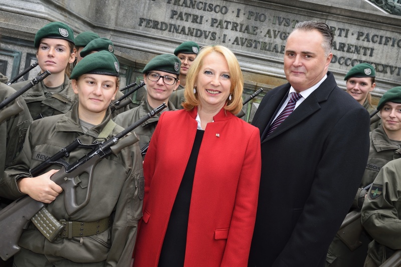 Gruppenfoto mit Nationalratspräsidentin Doris Bures (S), Verteidigungsminister Hans Peter Doskozil (S) und Rekrutinnen des Bundesheeres