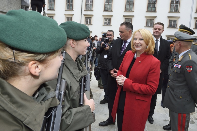 Nationalratspräsidentin Doris Bures (S) mit Rekrutinnen des Bundesheeres
