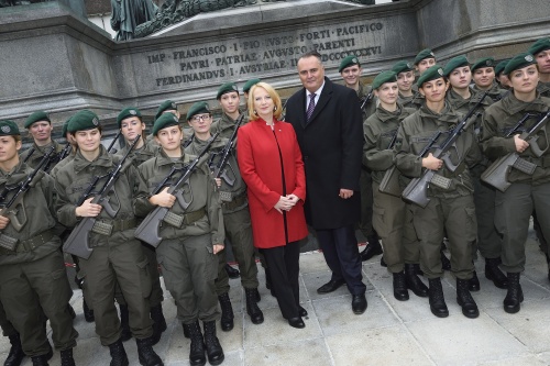 Gruppenfoto mit Nationalratspräsidentin Doris Bures (S), Verteidigungsminister Hans Peter Doskozil (S) und Rekrutinnen des Bundesheeres