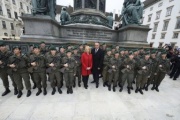 Gruppenfoto mit Nationalratspräsidentin Doris Bures (S), Verteidigungsminister Hans Peter Doskozil (S) und Rekrutinnen des Bundesheeres