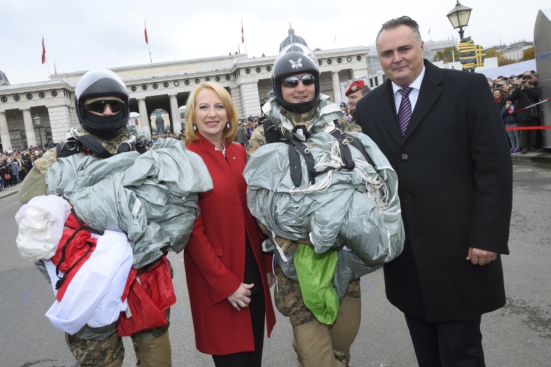 Nationalratspräsidentin Doris Bures (S) und Verteidigungsminister Hans Peter Doskozil (S) mit Fallschrimspringern des Bundesheeres